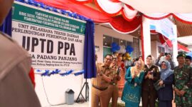 Pj Wali Kota Padang Panjang, Sonny Budaya Putra meresmikan UPTD PPA Kota Padang Panjang, Selasa (3/12/2024). (Foto: Diskominfo Padang Panjang)