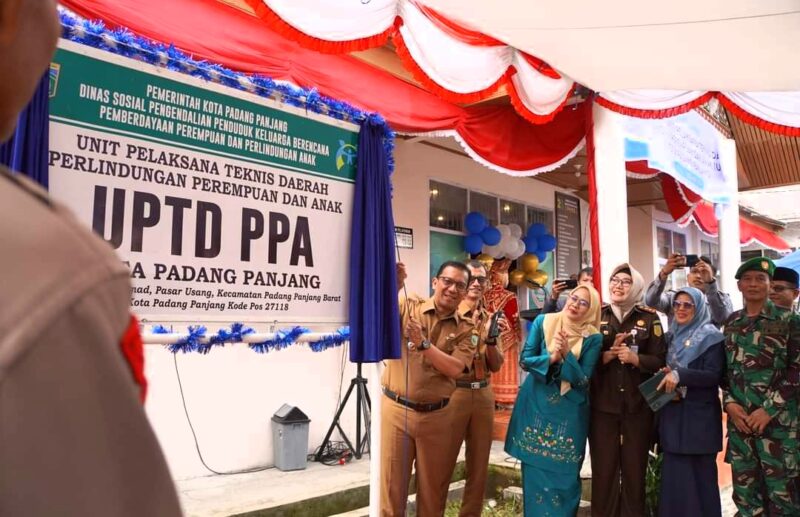 Pj Wali Kota Padang Panjang, Sonny Budaya Putra meresmikan UPTD PPA Kota Padang Panjang, Selasa (3/12/2024). (Foto: Diskominfo Padang Panjang)