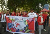 Pj Wali Kota Padang Andree Algamar longmarch Peringatan Hari AIDS Sedunia 2024 tingkat Kota Padang, Minggu (1/12/2024). (Foto: Prokopim Padang)