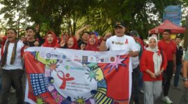 Pj Wali Kota Padang Andree Algamar longmarch Peringatan Hari AIDS Sedunia 2024 tingkat Kota Padang, Minggu (1/12/2024). (Foto: Prokopim Padang)