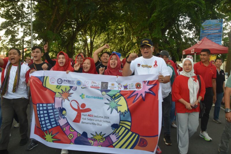 Pj Wali Kota Padang Andree Algamar longmarch Peringatan Hari AIDS Sedunia 2024 tingkat Kota Padang, Minggu (1/12/2024). (Foto: Prokopim Padang)