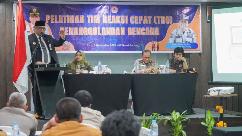 Pj Wali Kota Padang Andree Algamar memberikan sambutaan pada pelatihan kebencanaan yang digelar BPBD Padang di HW Hotel, Senin (2/12/2024). (Foto: Diskominfo Padang)