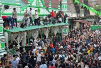 Ribuan warga Padang memperebutkan gula pasir dalam acara Festival Serak Gulo di depan Masjid Muhammadan, Padang pada Minggu (1/12/2024). (Foto: Diskominfo Padang)