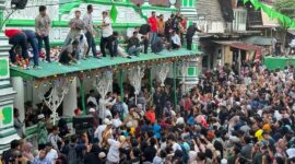 Ribuan warga Padang memperebutkan gula pasir dalam acara Festival Serak Gulo di depan Masjid Muhammadan, Padang pada Minggu (1/12/2024). (Foto: Diskominfo Padang)