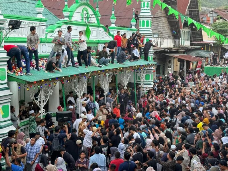 Ribuan warga Padang memperebutkan gula pasir dalam acara Festival Serak Gulo di depan Masjid Muhammadan, Padang pada Minggu (1/12/2024). (Foto: Diskominfo Padang)