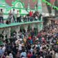 Ribuan warga Padang memperebutkan gula pasir dalam acara Festival Serak Gulo di depan Masjid Muhammadan, Padang pada Minggu (1/12/2024). (Foto: Diskominfo Padang)