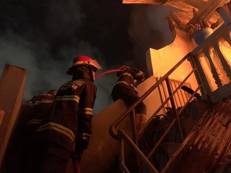 Petugas Damkar Padang berjibaku memadamkan kobaran api yang membakar bangunan kos bertingkat di Jalan Kampung Durian, Kelurahan Parak Gadang Timur, Kecamatan Padang Timur, Minggu malam (1/12/2024). (Foto: Diskominfo Padang)