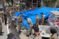 Tim gabungan melakukan penertiban lapak yang berdiri di atas fasilitas umum di sepanjang Jalan Adinegoro, Rabu (4/12/2024). (Foto: Satpol PP Padang)
