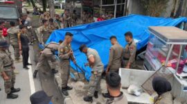 Tim gabungan melakukan penertiban lapak yang berdiri di atas fasilitas umum di sepanjang Jalan Adinegoro, Rabu (4/12/2024). (Foto: Satpol PP Padang)