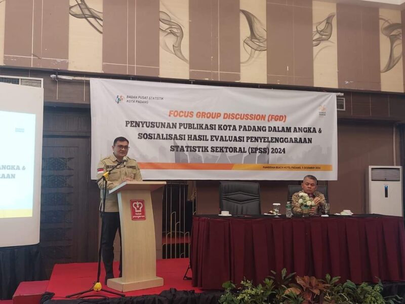 Kepala Diskominfo Padang Bobby Firman menjadi keynote speaker di FGD Padang Dalam Angka. (Foto: Diskominfo Padang)