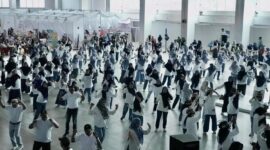 Ratusan ASN Kota Padang Panjang mengikuti Line Dance dan Senam Kreasi di Gedung Serbaguna Sport Center, Kamis (5/12/2024). (Foto: Diskominfo Padang Panjang)