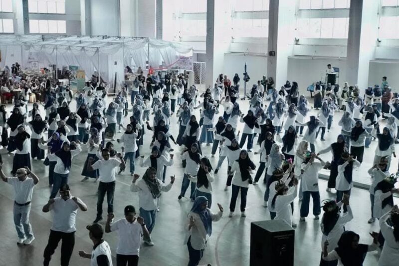 Ratusan ASN Kota Padang Panjang mengikuti Line Dance dan Senam Kreasi di Gedung Serbaguna Sport Center, Kamis (5/12/2024). (Foto: Diskominfo Padang Panjang)