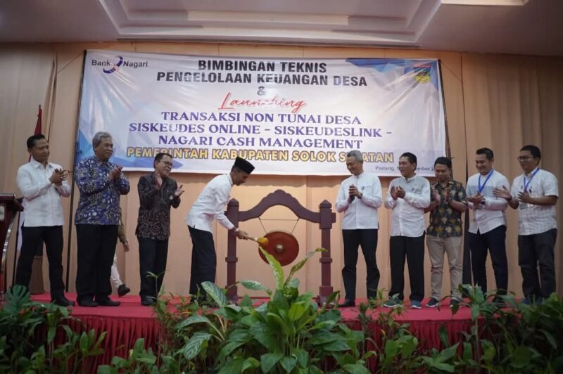 Pemkab Solsel menyelenggarakan Bimtek Pengelolaan Keuangan Nagari dan Launching Transaksi Non Tunai pada Pemerintahan Nagari se-Solok Selatan Tahun 2024, Sabtu (7/12/2024). (Foto: Pemkab Solsel)