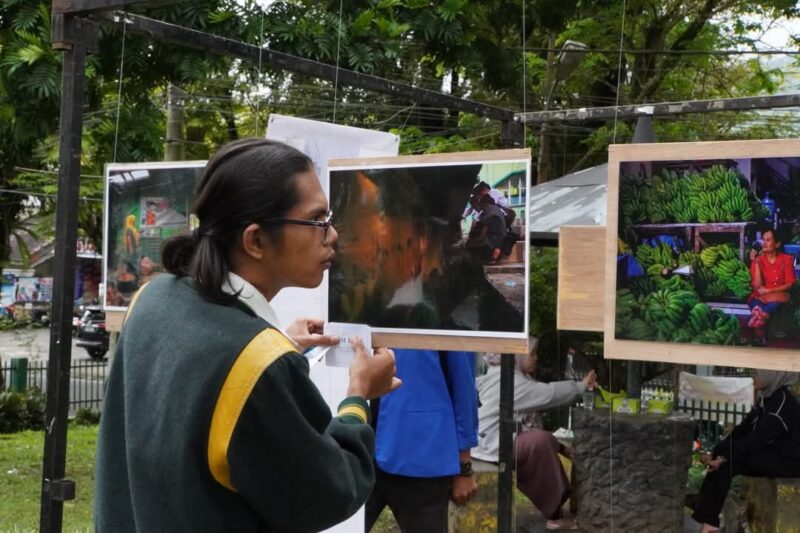 Mahasiswa ISI Padang Panjang menggelar pameran di Pasar Seni, Sabtu (7/12/2024). (Foto: Diskominfo Padang Panjang)