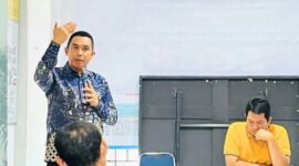 Camat Lubeg Andi Amir mensosialisasikan Perwako No. 16 tentang LKK di Aula Kantor Lurah Lubeg Nan XX, Sabtu (7/12/2024). (Foto: Ist)