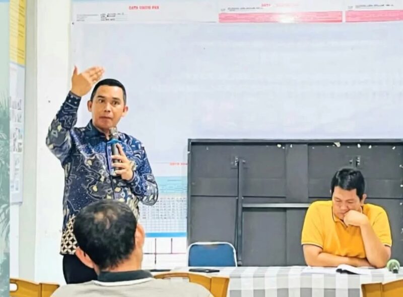 Camat Lubeg Andi Amir mensosialisasikan Perwako No. 16 tentang LKK di Aula Kantor Lurah Lubeg Nan XX, Sabtu (7/12/2024). (Foto: Ist)