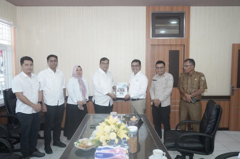 Bupati Solsel Khairunas mengunjungi BPJN Sumbar, Senin (9/12/2024). (Foto: Pemkab Solsel)