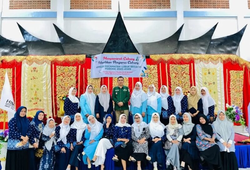 Camat Lubeg Nofiandi Amir bersama pengurus HIMAPAUDI Kecamatan Lubeg usai pelantikan, Kamis (12/12/2024). (Foto: Ist)