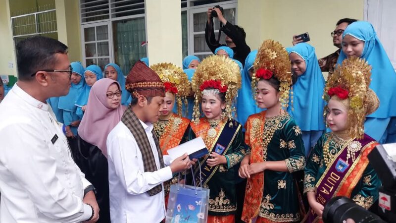 Wamendikdasmen Fajar Riza Ul Haq mengunjungi SDN Percobaan Ujung Gurun, Jumat (13/12/2024). (Foto: Diskominfo Padang)