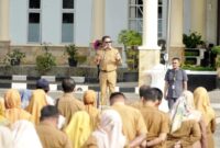 Bupati Solsel Khairunas memimpin apel gabungan jajaran Pemkab Solsel di halaman kantor bupati, Senin (16/12/2024). (Foto: Humas Pemkab Solsel)