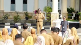Bupati Solsel Khairunas memimpin apel gabungan jajaran Pemkab Solsel di halaman kantor bupati, Senin (16/12/2024). (Foto: Humas Pemkab Solsel)