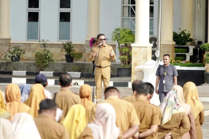 Bupati Solsel Khairunas memimpin apel gabungan jajaran Pemkab Solsel di halaman kantor bupati, Senin (16/12/2024). (Foto: Humas Pemkab Solsel)