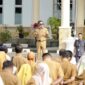 Bupati Solsel Khairunas memimpin apel gabungan jajaran Pemkab Solsel di halaman kantor bupati, Senin (16/12/2024). (Foto: Humas Pemkab Solsel)
