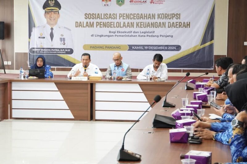 Pj Wali Kota Padang Panjang Sony Budaya Putra membuka Sosialisasi Antikorupsi, Kamis (19/12/2024). (Foto: Diskominfo Padang Panjang)