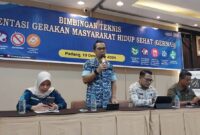 Asisten I Setdako Padang Edi Hasymi saat menjadi narasumber pada Bimtek Implementasi Germas, Kamis (19/12/2024). (Foto: Diskominfo Padang)