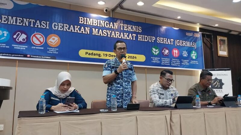Asisten I Setdako Padang Edi Hasymi saat menjadi narasumber pada Bimtek Implementasi Germas, Kamis (19/12/2024). (Foto: Diskominfo Padang)