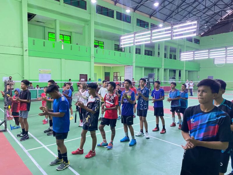 Pembukaan Open Tournament Badminton Tingkat SD, SLTP dan SLTA se-Padang Panjang, Batipuh, X Koto (Pabasko) di GOR Bancalaweh, Minggu (22/12/2024). (Foto: Diskominfo Padang Panjang)