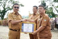 Pemkab Solsel raih penghargaan Pemerintah Peduli Penyiaran dari KPID Sumbar. (Foto: Pemkab Solsel)