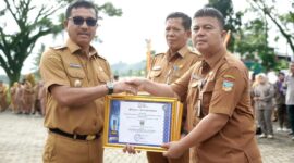 Pemkab Solsel raih penghargaan Pemerintah Peduli Penyiaran dari KPID Sumbar. (Foto: Pemkab Solsel)