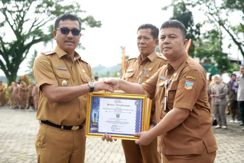 Pemkab Solsel raih penghargaan Pemerintah Peduli Penyiaran dari KPID Sumbar. (Foto: Pemkab Solsel)