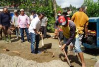 Bupati Tanah Datar Eka Putra ikut bergoro bersama masyarakat Jorong Galogandang, Nagari III Koto, Kecamatan Rambatan dalam pengecoran jalan Lambah Aia Tumbuak Surau Wakaf, Rabu (25/12/2024). (Foto: Prokopim Tanah Datar)