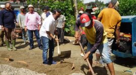 Bupati Tanah Datar Eka Putra ikut bergoro bersama masyarakat Jorong Galogandang, Nagari III Koto, Kecamatan Rambatan dalam pengecoran jalan Lambah Aia Tumbuak Surau Wakaf, Rabu (25/12/2024). (Foto: Prokopim Tanah Datar)