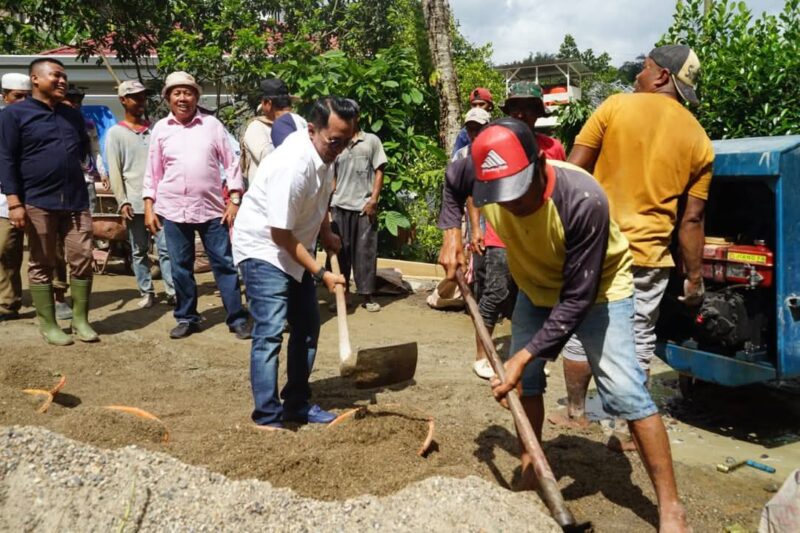 Bupati Tanah Datar Eka Putra ikut bergoro bersama masyarakat Jorong Galogandang, Nagari III Koto, Kecamatan Rambatan dalam pengecoran jalan Lambah Aia Tumbuak Surau Wakaf, Rabu (25/12/2024). (Foto: Prokopim Tanah Datar)