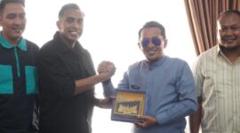 Bupati Tanah Datar Eka Putra menerima kunjungan Sekjen DPP KNPI Almanzo Bonara. (Foto: Prokopim Tanah Datar)