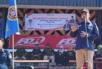 Camat Lubuk Begalung, Nofiandi Amir menyampaikan sambutan saat apel gabungan BBKT Kecamatan Lubuk Begalung, Sabtu (28/12/2024). (Foto: Ist)