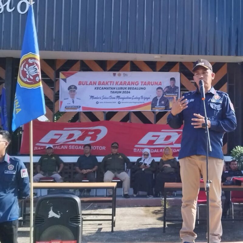 Camat Lubuk Begalung, Nofiandi Amir menyampaikan sambutan saat apel gabungan BBKT Kecamatan Lubuk Begalung, Sabtu (28/12/2024). (Foto: Ist)