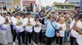 Penyerahan hadiah utama satu unit mobil Avanza kepada peserta yang beruntung. (Foto: Humas Pemkab Solsel)
