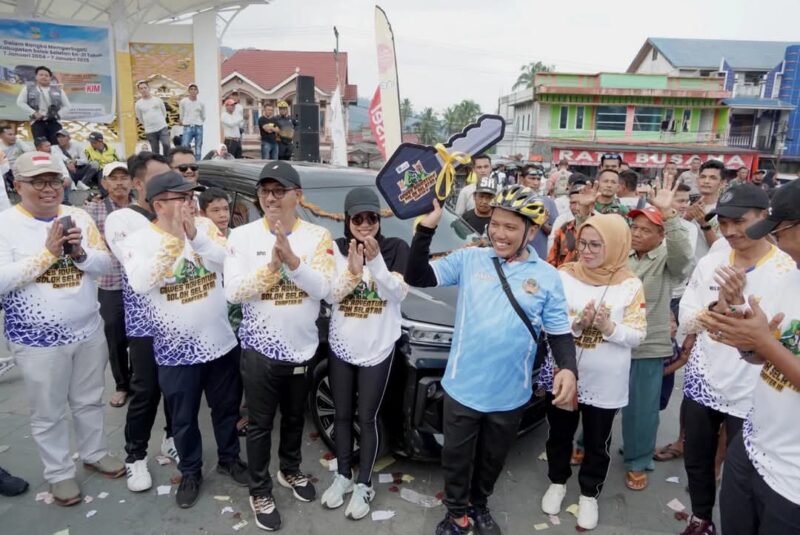 Penyerahan hadiah utama satu unit mobil Avanza kepada peserta yang beruntung. (Foto: Humas Pemkab Solsel)