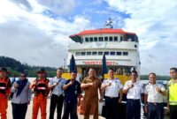 Pj Bupati Kepulauan Mentawai, Fernando Jongguran Simanjuntak meninjau Dermaga Tuapejat jelang tahun baru. (Foto: Pemkab Kepulauan Mentawai)