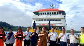 Pj Bupati Kepulauan Mentawai, Fernando Jongguran Simanjuntak meninjau Dermaga Tuapejat jelang tahun baru. (Foto: Pemkab Kepulauan Mentawai)