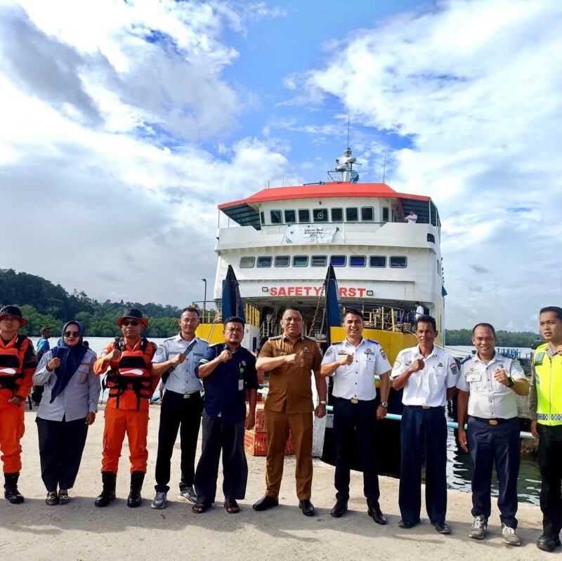 Pj Bupati Kepulauan Mentawai, Fernando Jongguran Simanjuntak meninjau Dermaga Tuapejat jelang tahun baru. (Foto: Pemkab Kepulauan Mentawai)