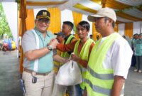 Paket sembako kepada Tenaga Harian Lepas (THL) Dinas PUPR Kota Padang. (Foto: Prokopim Padang)