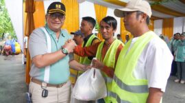 Paket sembako kepada Tenaga Harian Lepas (THL) Dinas PUPR Kota Padang. (Foto: Prokopim Padang)