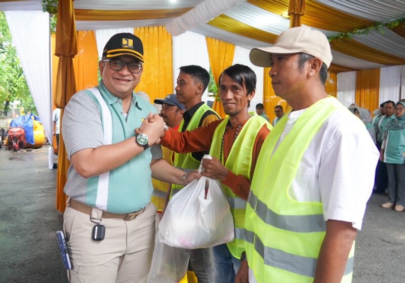 Paket sembako kepada Tenaga Harian Lepas (THL) Dinas PUPR Kota Padang. (Foto: Prokopim Padang)