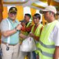 Paket sembako kepada Tenaga Harian Lepas (THL) Dinas PUPR Kota Padang. (Foto: Prokopim Padang)