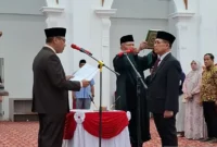 Wakil Wali Kota Bukittinggi, Marfendi mengambil sumpah jabatan Al Amin sebagai Pj Sekda. (Foto: Antara/Al Fatah)